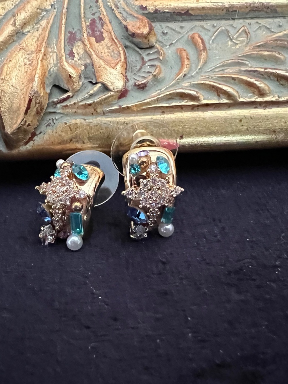 Goldtone earrings stone crystals